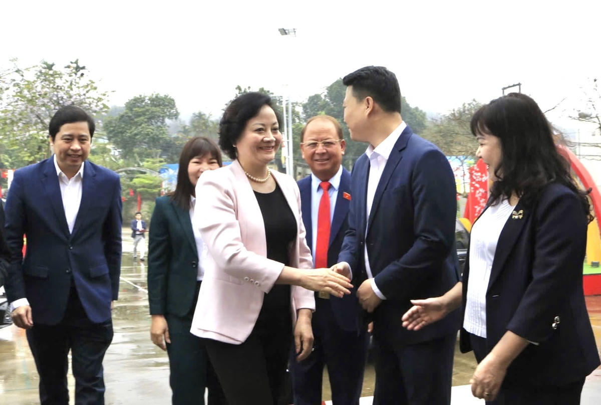 Phó Thủ tướng Phạm Thị Thanh Trà có mặt tại phường Nam Cường để tiếp xúc với cử tri. Ảnh: Ngô Hùng.