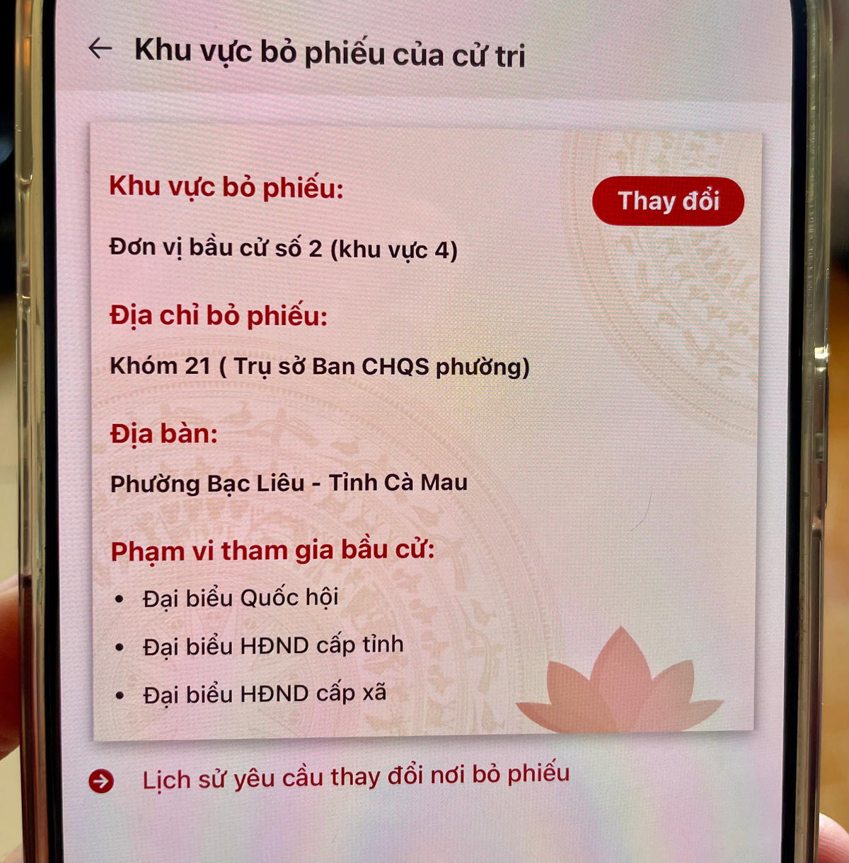 Việc ứng dụng phần mềm công nghệ thông tin giúp loại bỏ tình trạng trùng lặp cử tri, đồng thời cho phép tổng hợp kết quả, báo cáo tiến độ đi bầu theo thời gian thực, từ đó đảm bảo tính minh bạch, khách quan. Ảnh: Nguyên Du