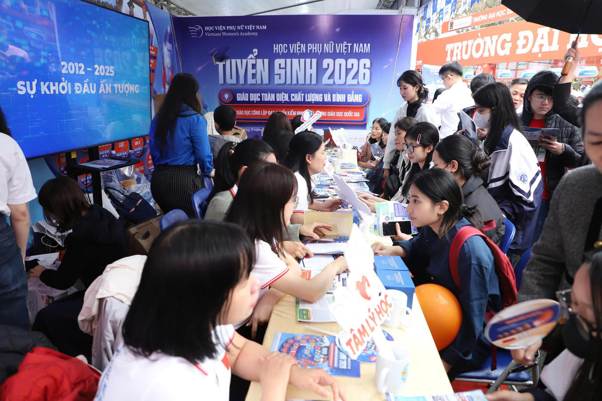 Thí sinh tìm hiểu thông tin tuyển sinh.