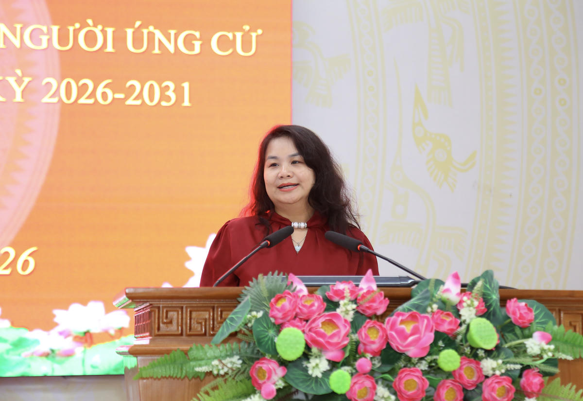 Ứng cử viên Nguyễn Quỳnh Liên phát biểu trước cử tri xã Tây Yên. Ảnh: Thanh Tiến