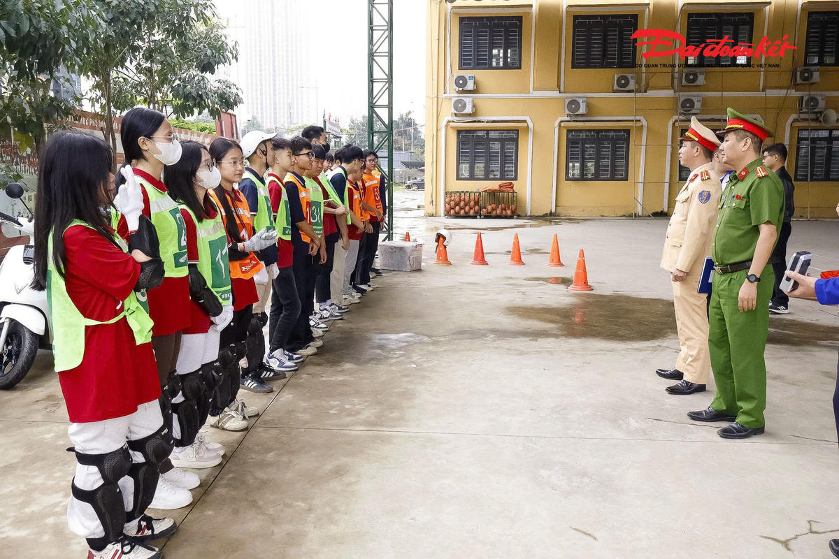 Tham dự chương trình có đại diện Đội CSGT đường bộ số 7, Công an phường Hà Đông, Ban Chỉ huy Quân sự phường, Ban Giám hiệu nhà trường, các thầy cô giáo cùng hơn 1.200 học sinh Trường THPT Hà Đông.