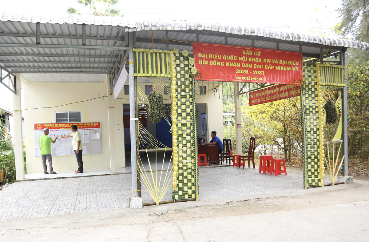 “Bên cạnh việc tham gia trang trí chuẩn bị các điểm bỏ phiếu, thời gian tới, lực lượng đoàn viên thanh niên xã sẽ tiếp tục tuyên truyền vận động tại khu vực đông dân cư góp phần lan toả ý nghĩa của cuộc bầu cử đến bà con trên địa bàn”, Phó Chủ tịch Uỷ ban MTTQ Việt Nam xã kiêm Bí thư Đoàn thanh niên xã Vĩnh Bình Nguyễn Hoàng Khang chia sẻ. 