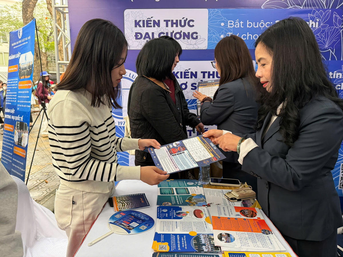 TS. Trần Kim Liễu – Giám đốc Trung tâm Thực hành Pháp luật, Trường Đại học Luật Hà Nội tư vấn tuyển sinh cho thí sinh. Ảnh: Nguyễn Hoài