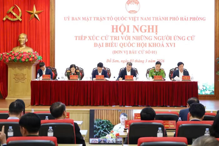 Người ứng cử đại biểu Quốc hội khoá XVI tiếp xúc cử tri tại đơn vị bầu cử số 1, TP Hải Phòng. Ảnh: ĐT. 
