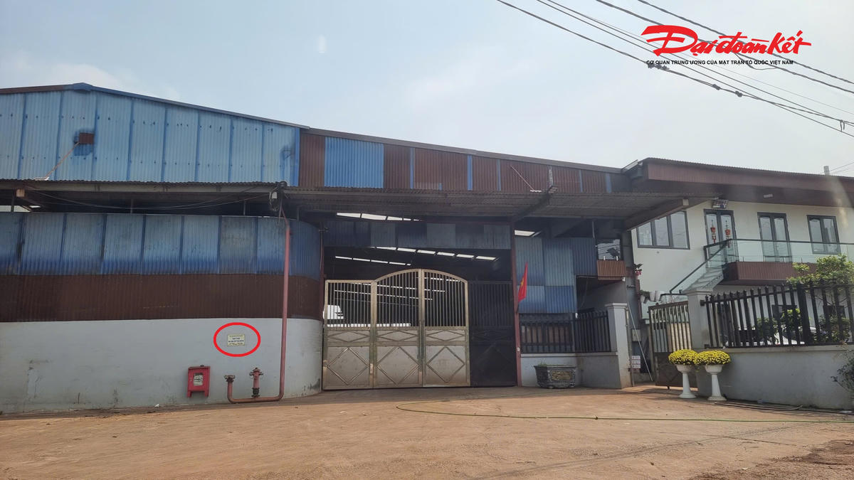 Xưởng duy nhất công khai biển tên doanh nghiệp (vị trí khoanh đỏ). Ảnh: Nguyễn Toán.