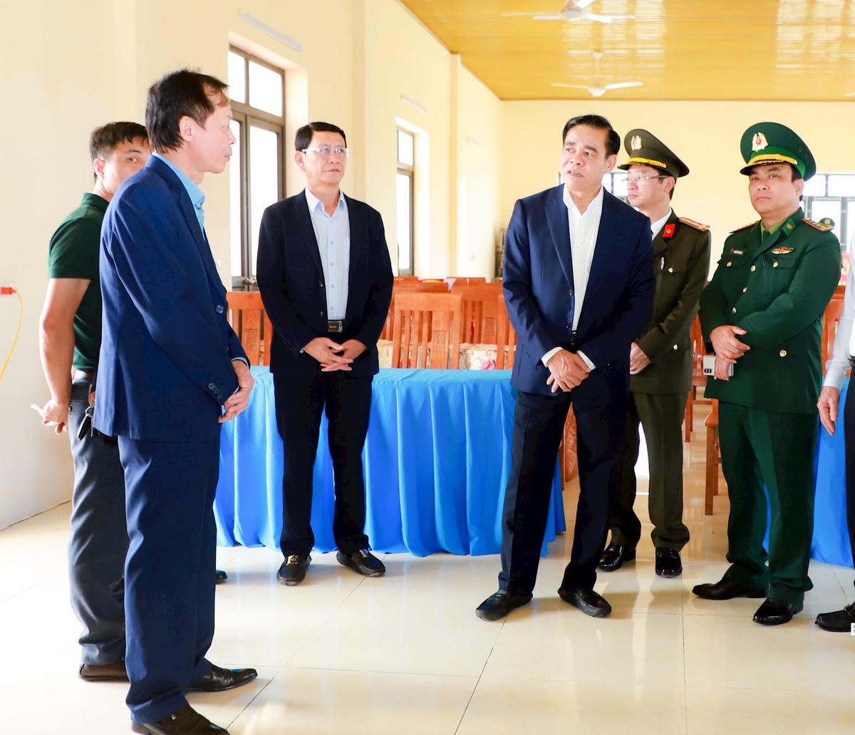 Chủ tịch UBND tỉnh Nghệ An Võ Trọng Hải kiểm tra công tác chuẩn bị bầu cử tại xã Hải Lộc. Ảnh: TD