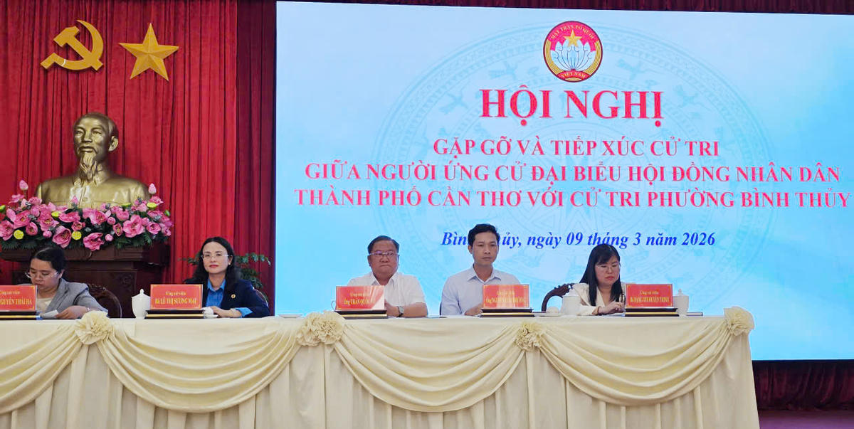 Các ứng viên đại biểu HĐND thành phố Cần Thơ, Khoá XI nhiệm kỳ 2026 - 2031 đơn vị bầu cử số 3 tại buổi gặp gỡ và tiếp xúc với cử tri phường Bình Thuỷ, TP Cần Thơ. Ảnh Tuệ Yên 