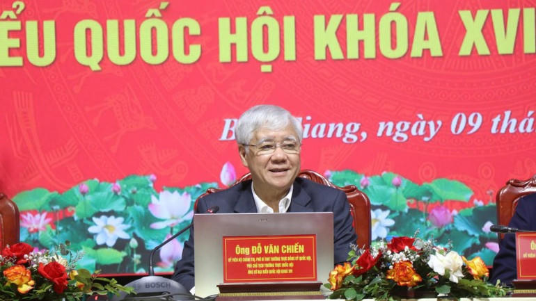 Đồng chí Đỗ Văn Chiến, Ủy viên Bộ Chính trị, Phó Bí thư Thường trực Đảng ủy Quốc hội, Phó Chủ tịch Thường trực Quốc hội thay mặt các ứng cử viên phát biểu ý kiến.