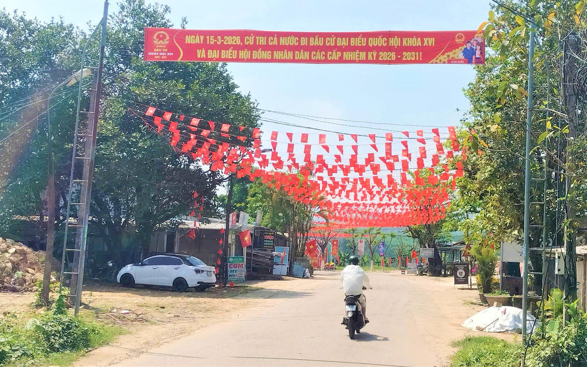 Tuyến đường liên xã nối từ Lãnh Ngọc đến Trà My, TP Đà Nẵng trang trí cờ Tổ quốc, cờ Đảng tuyên truyền bầu cử. Ảnh: Chí Đại.