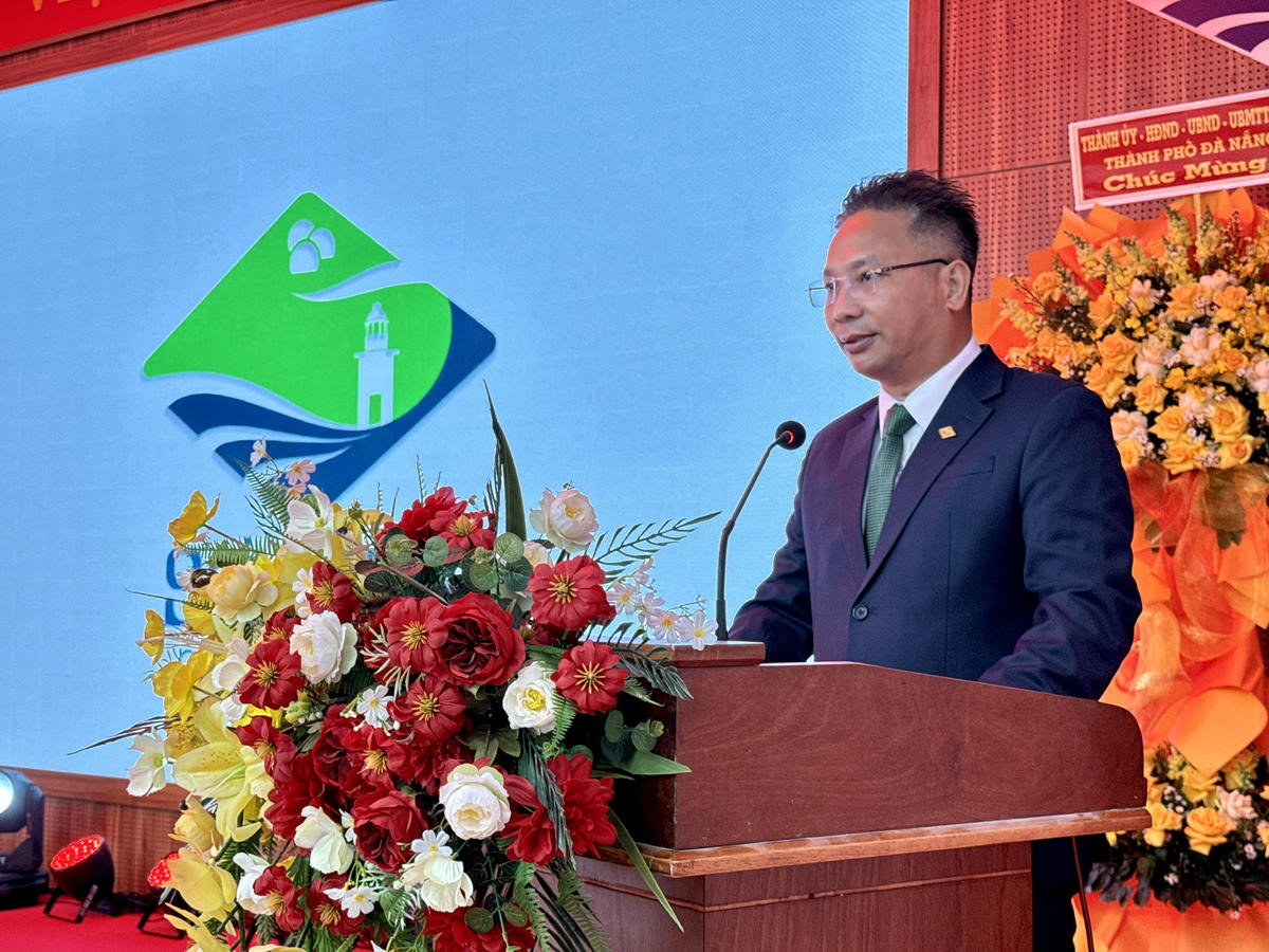 Ông Võ Đình Công, Phó Chủ tịch Thường trực UBND phường Sơn Trà giới thiệu về bộ nhận diện. Ảnh: Nguyễn Tú.