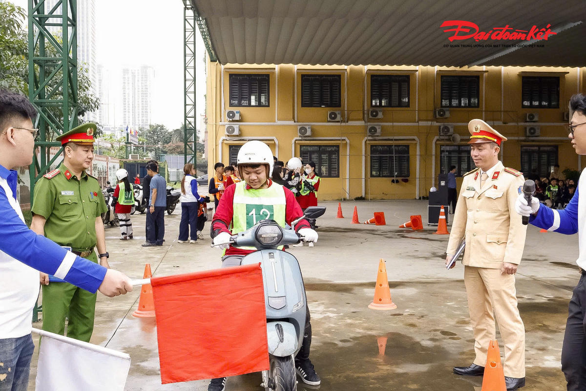 Phần thực hành lái xe gắn máy và xe máy điện dưới 50cm³ trên sa hình mô phỏng bài thi cấp giấy phép lái xe. Hoạt động thực hành trực quan giúp học sinh nâng cao kỹ năng quan sát, khả năng xử lý tình huống và hình thành thói quen tham gia giao thông an toàn.