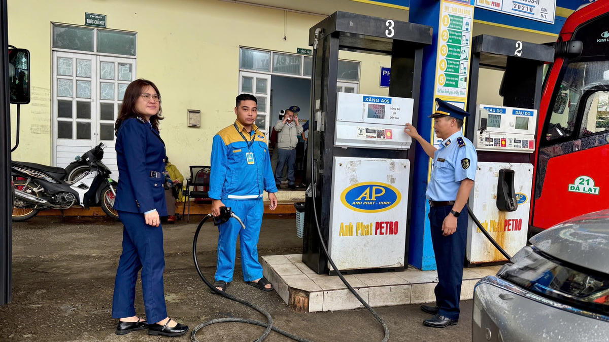 Lực lượng chức năng kiểm tra các hoạt động kinh doanh xăng, dầu tại Lâm Đồng. Ảnh HL.