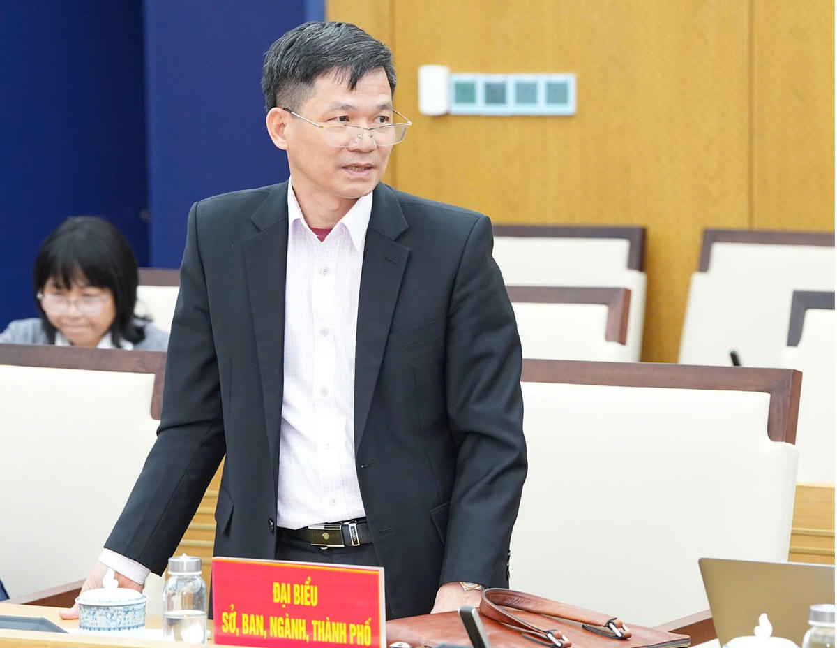 Ông Đỗ Huy Chính, Phó Giám đốc Sở Nội vụ TP Hải Phòng cung cấp thông tin đến cơ quan báo chí. Ảnh: ĐT.&nbsp;