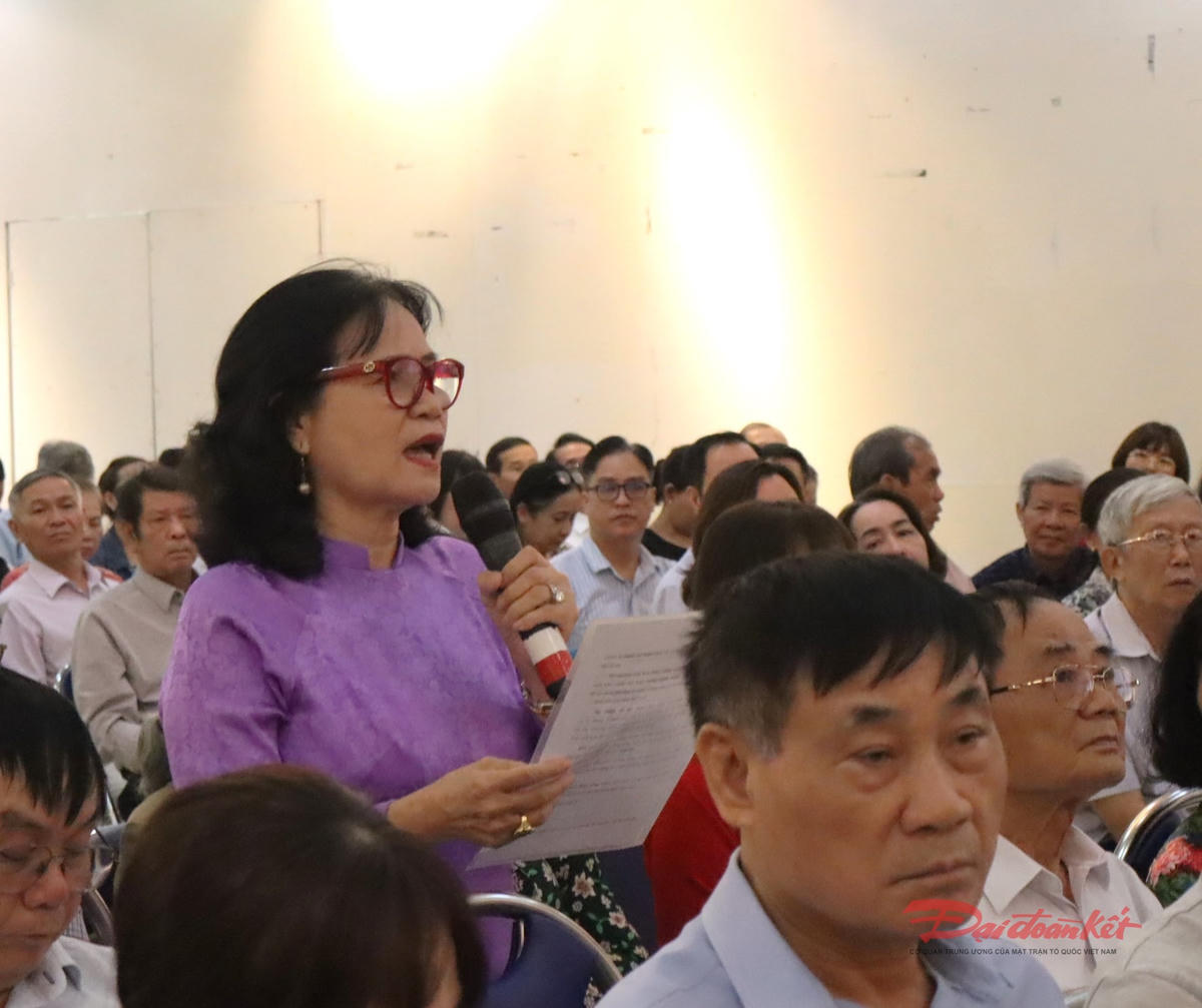 Các cử tri đặc biệt quan tâm đến các vấn đề an sinh xã hội ở cơ sở. Ảnh: Hồng Phúc.