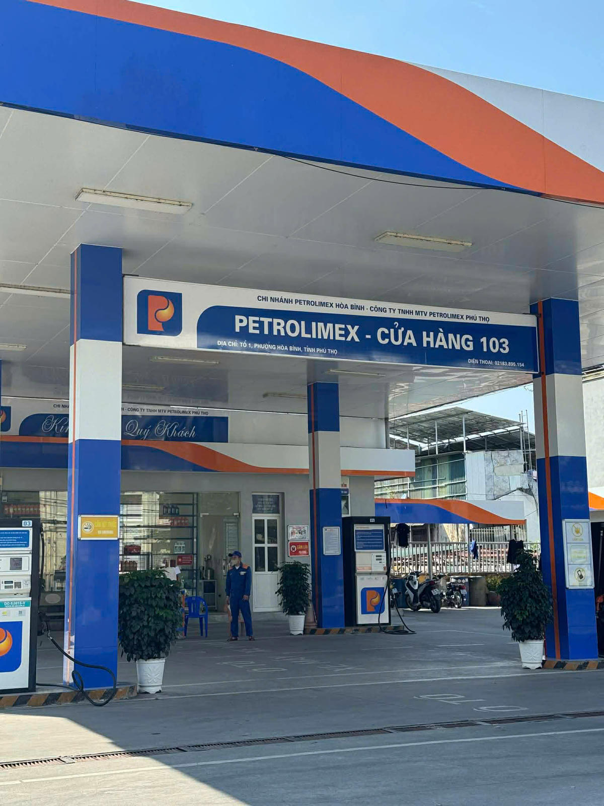 Cây xăng trong sáng 10/3 có những lúc vắng khách. Ảnh: Thanh Bình