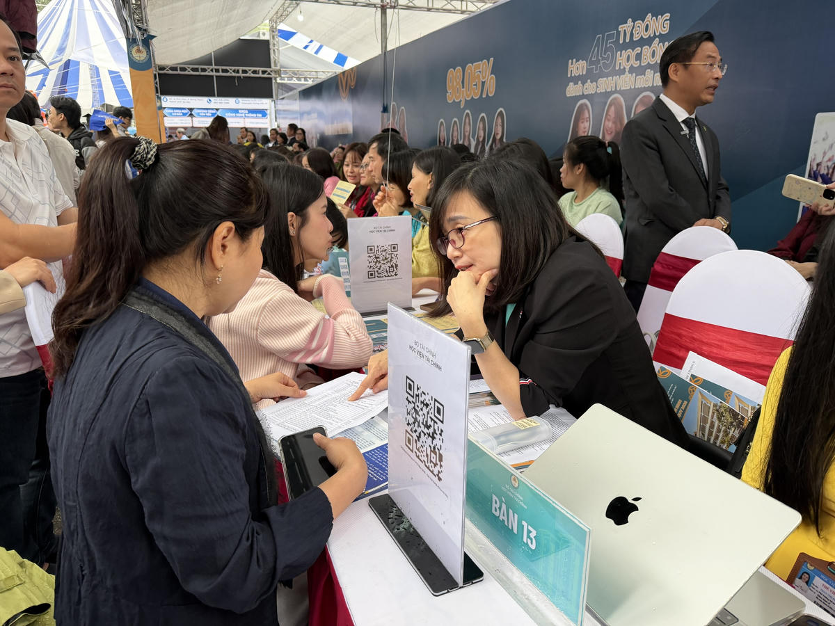 Thí sinh tìm hiểu thông tin tuyển sinh. Ảnh: Nguyễn Hoài