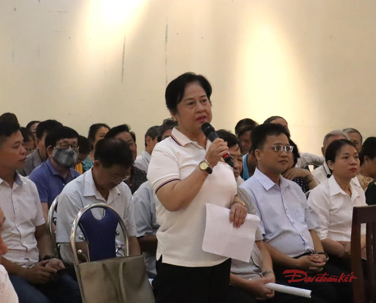 Các cử tri phường Tân Sơn Nhất, Tân Sơn Hoà gửi gắm nhiều tâm tư, nguyện vọng tới các ứng viên Đại biểu Quốc hội. Ảnh: Hồng Phúc.&nbsp;