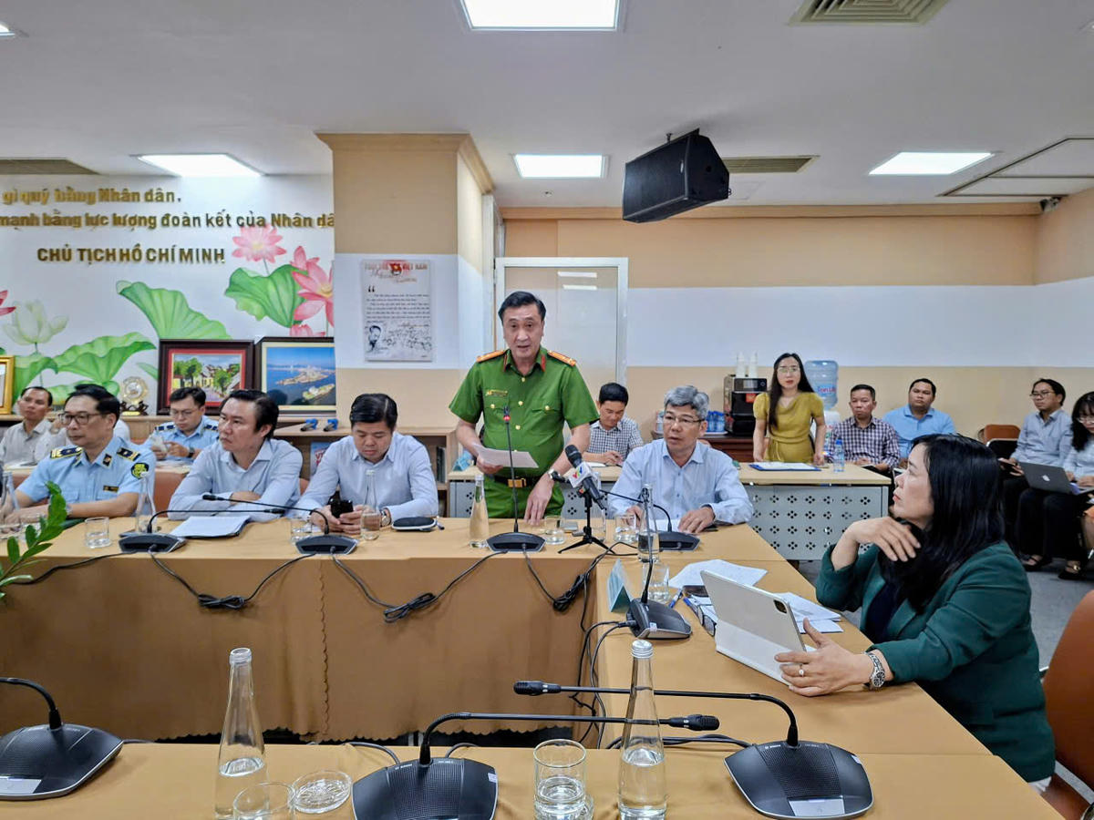 Thượng tá Trần Xuân Phương, Phó Trưởng phòng Cảnh sát phòng cháy chữa cháy và cứu nạn cứu hộ (PC07, Công an TP Hồ Chí Minh) cảnh báo, nguy cơ cháy nổ nếu người dân mua xăng về tích trữ. Ảnh: S.X.