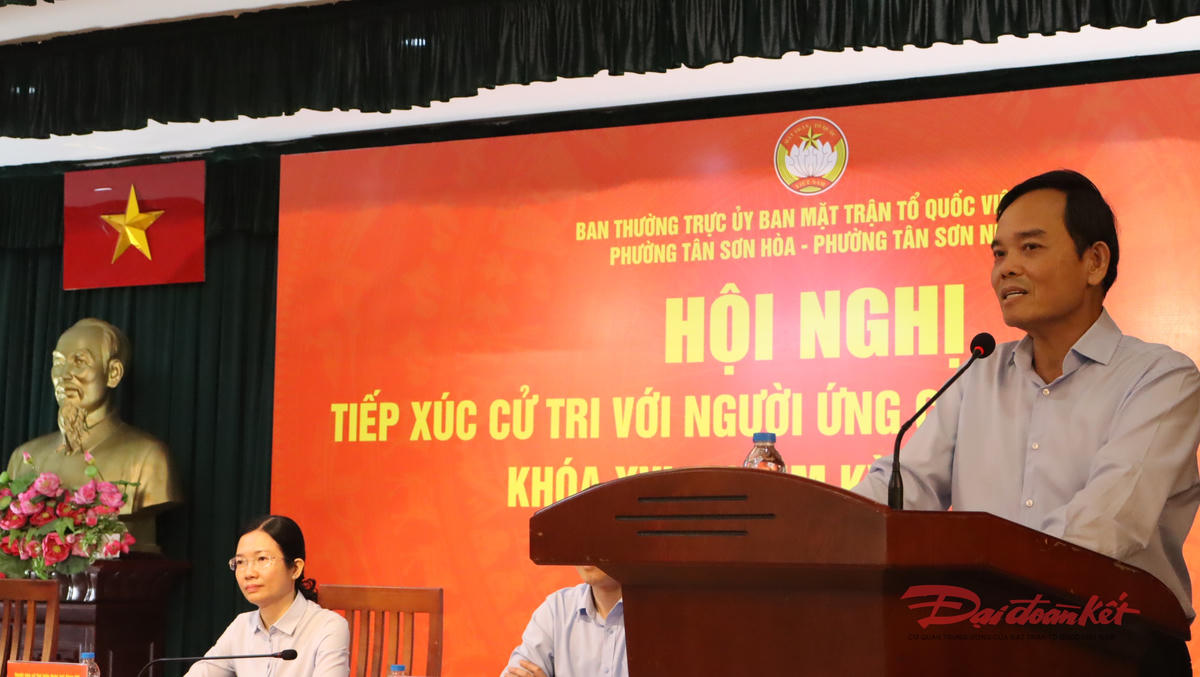 Ông Trần Lưu Quang phát biểu tại hội nghị tiếp xúc cử tri. Ảnh: Hồng Phúc.