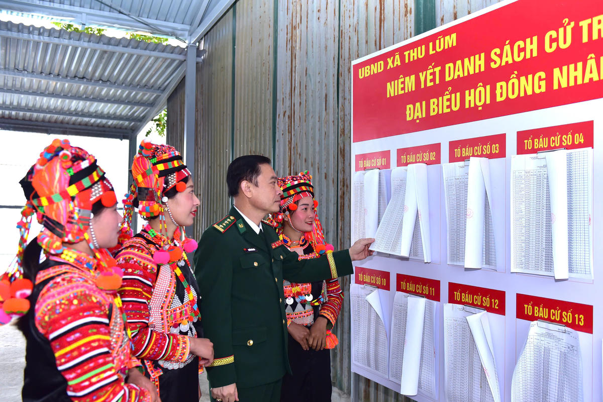 Đại tá Nguyễn Văn Hưng, Chính ủy Bộ đội Biên phòng tỉnh Lai Châu kiểm tra công tác bầu cử tại xã Thu Lũm.&nbsp;Ảnh: Sa Mộc Đá.