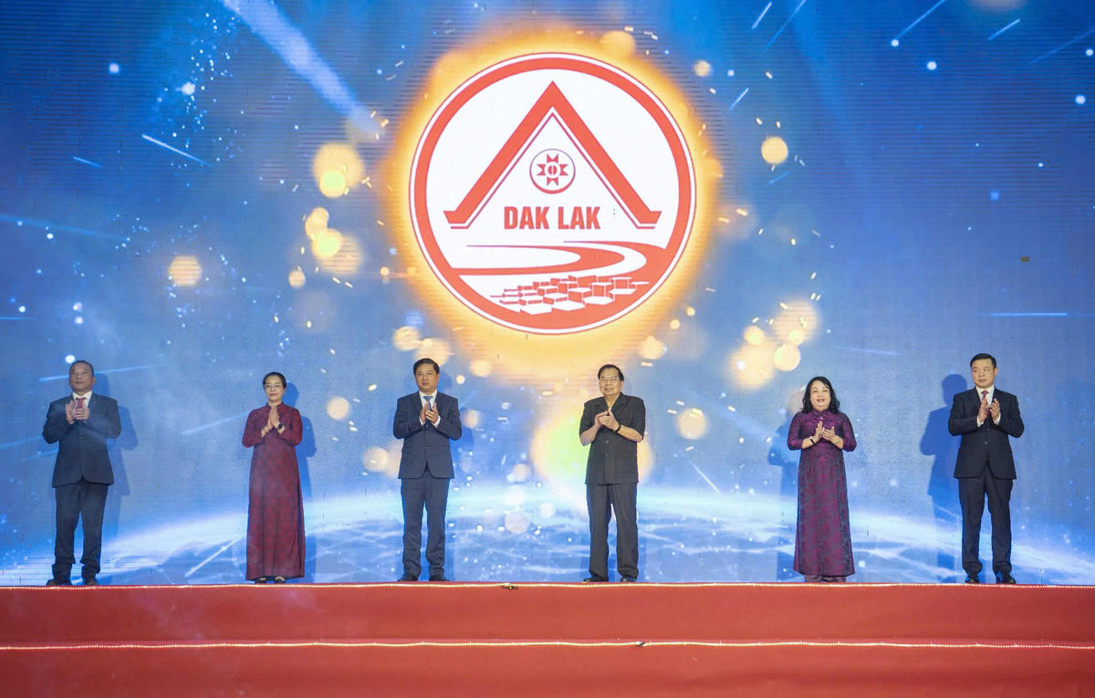 Các đại biểu thực hiện nghi thức ấn nút, chính thức ra mắt logo tỉnh Đắk Lắk. Ảnh:VH.