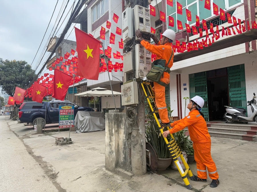 Nhân viên Đội QLĐLKV Bằng Giang - Công ty Điện lực Cao Bằng kiểm tra định kỳ, xử lý khiếm khuyết đảm bảo cấp điện phục vụ bầu cử.