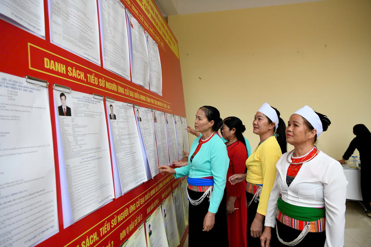 Cử tri xã Lương Sơn, Phú Thọ nghiên cứu, tìm hiểu thông tin các ứng cử viên. 	Ảnh: Quang Vinh.