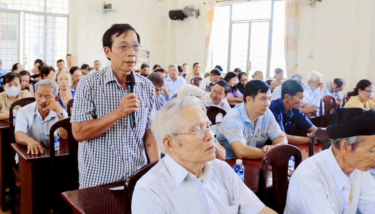 Các cử tri bày tỏ nguyện vọng với các ứng viên.