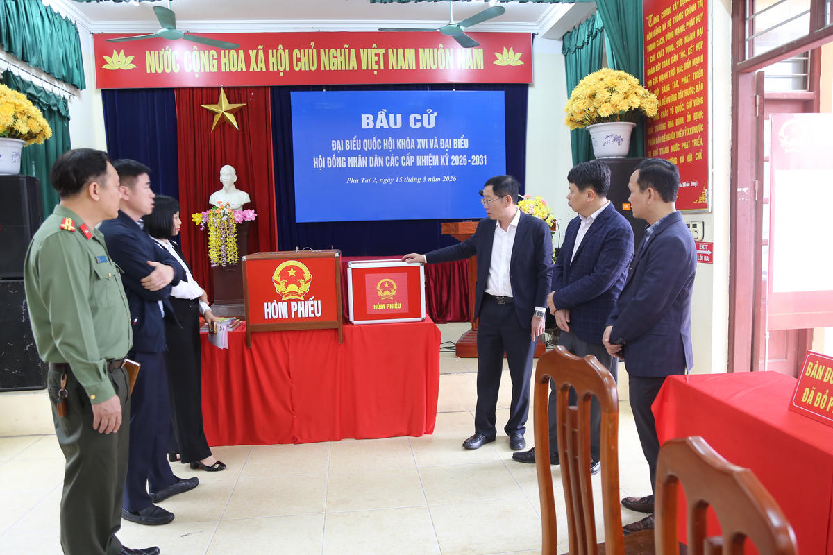 Lãnh đạo TP Hải Phòng kiểm tra khu vực bỏ phiếu thuộc xã Nam Thanh Miện. Ảnh: NH.&nbsp;