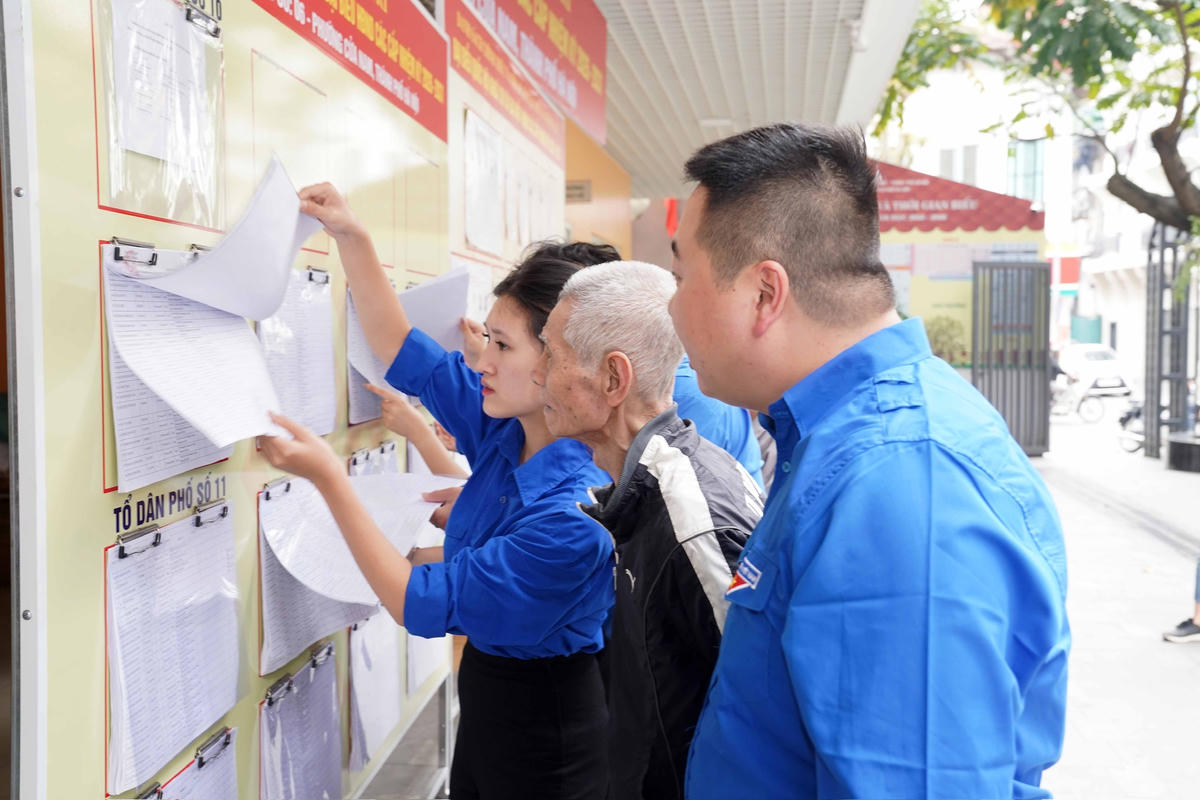 Cử tri phường Cửa Nam, TP Hà Nội tìm hiểu thông tin các ứng cử viên trước ngày bầu cử. 	Ảnh: Quang Vinh.