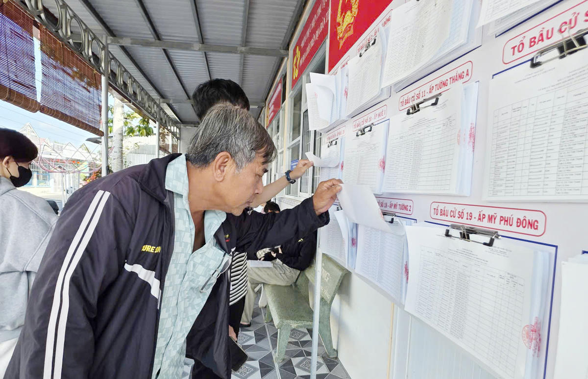 Ông Nguyễn Ngọc Khoa, ấp Mỹ Tường II, xã Vĩnh Thanh đến trụ sở xã tìm hiểu thông tin các vị đại biểu ứng cử. Với ông Khoa, bầu cử không đơn thuần là thực hiện nghĩa vụ, mà là lựa chọn những người đại diện cho cử tri tham gia quyết định các vấn đề quan trọng của địa phương và đất nước.