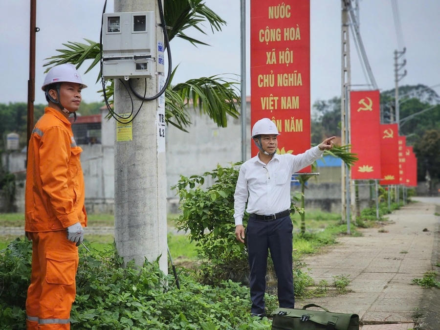 Lãnh đạo Đội Quản lý Điện lực khu vực Định Hóa - Công ty Điện lực Thái Nguyên kiểm tra hiện trường, chỉ đạo công tác chuẩn bị phương án cấp điện phục vụ bầu cử.  