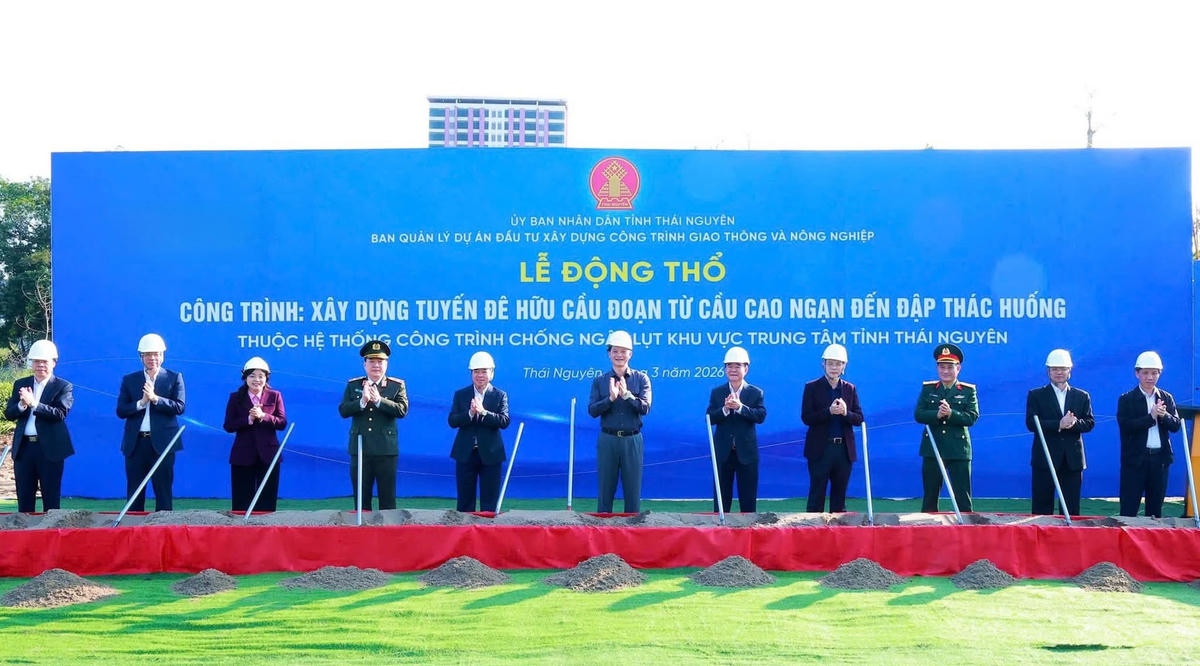 Ông Vương Quốc Tuấn - Chủ tịch UBND tỉnh Thái Nguyên dự nghi thức động thổ đê hữu sông Cầu. Ảnh: Toán Nguyễn.