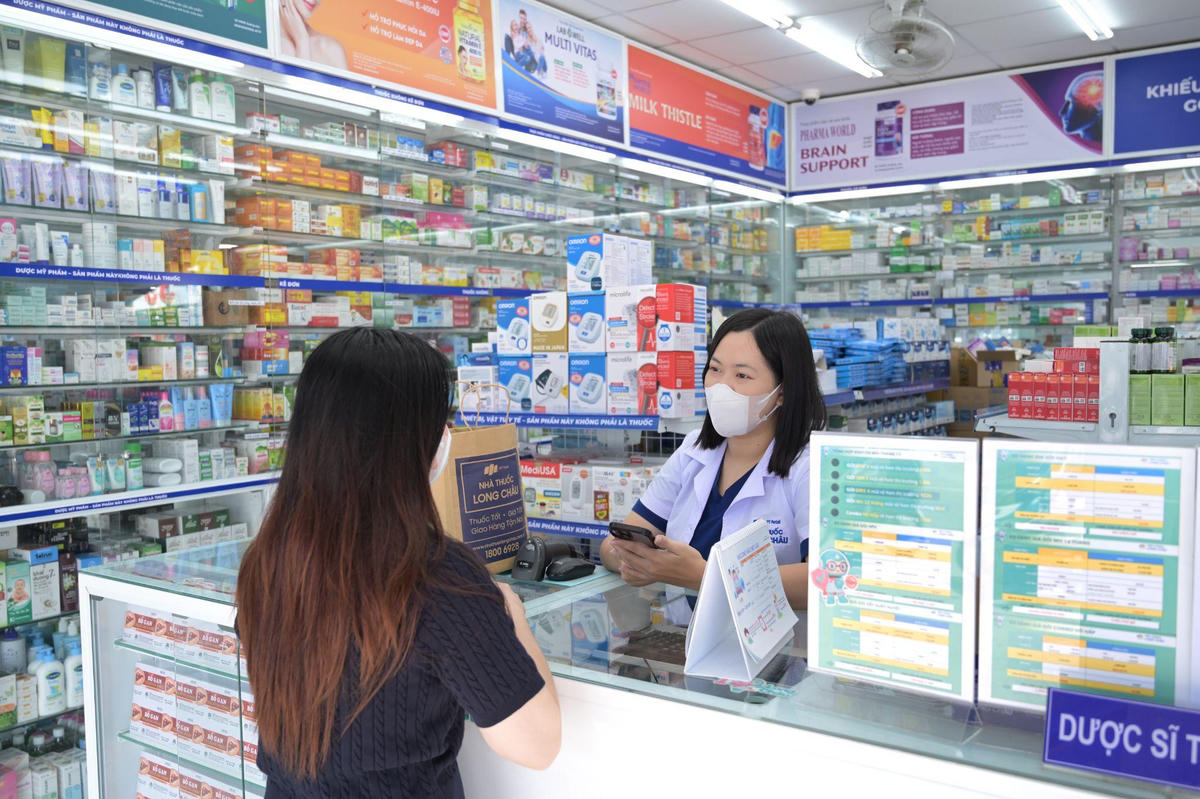 Với hệ thống nhà thuốc rộng khắp cùng đội ngũ dược sĩ vững chuyên môn, Long Châu đồng hành lan tỏa bộ câu hỏi tầm soát khô mắt và tư vấn kịp thời đến cộng đồng.