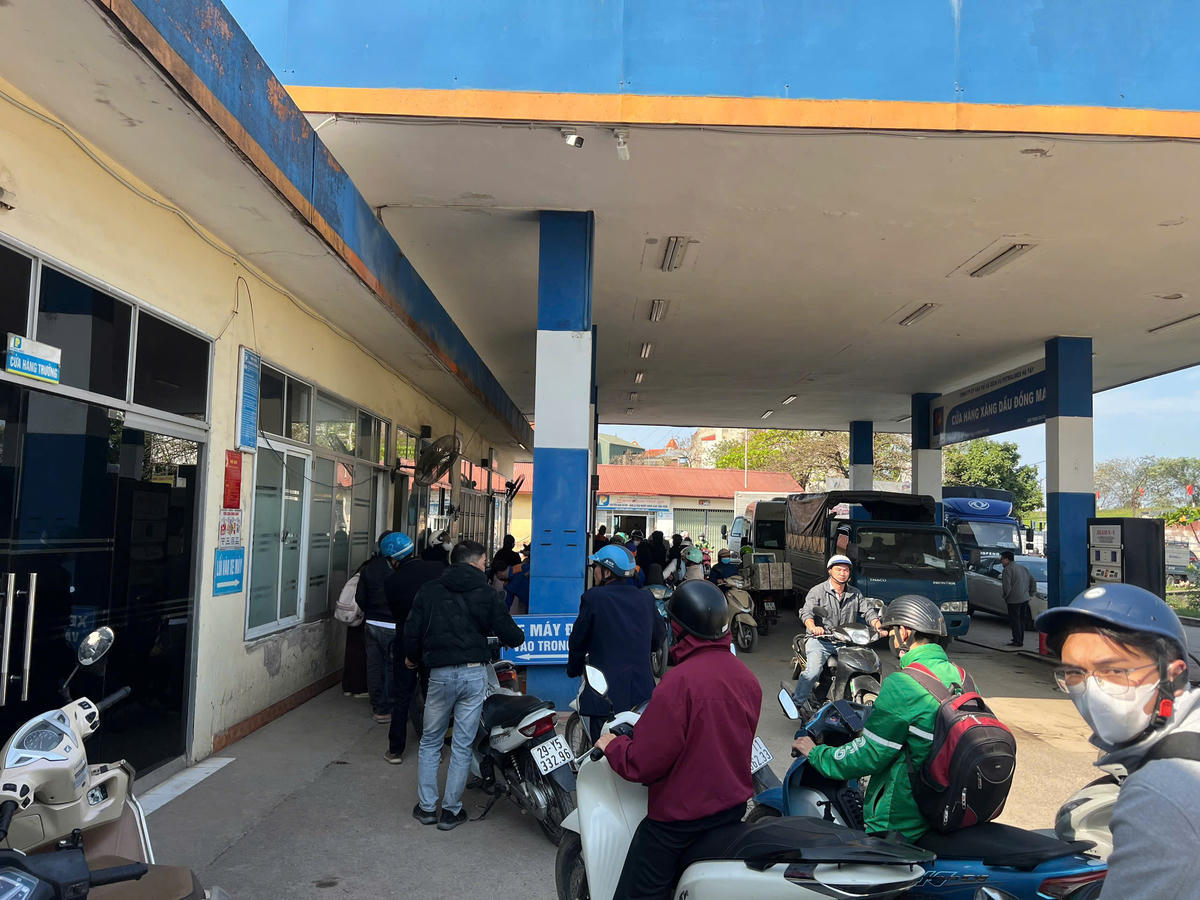 Tại Hà Nội nhiều cây xăng tăng đột biến người đổ xăng nhưng nguồn cung vẫn đảm bảo. Ảnh: Thanh Bình