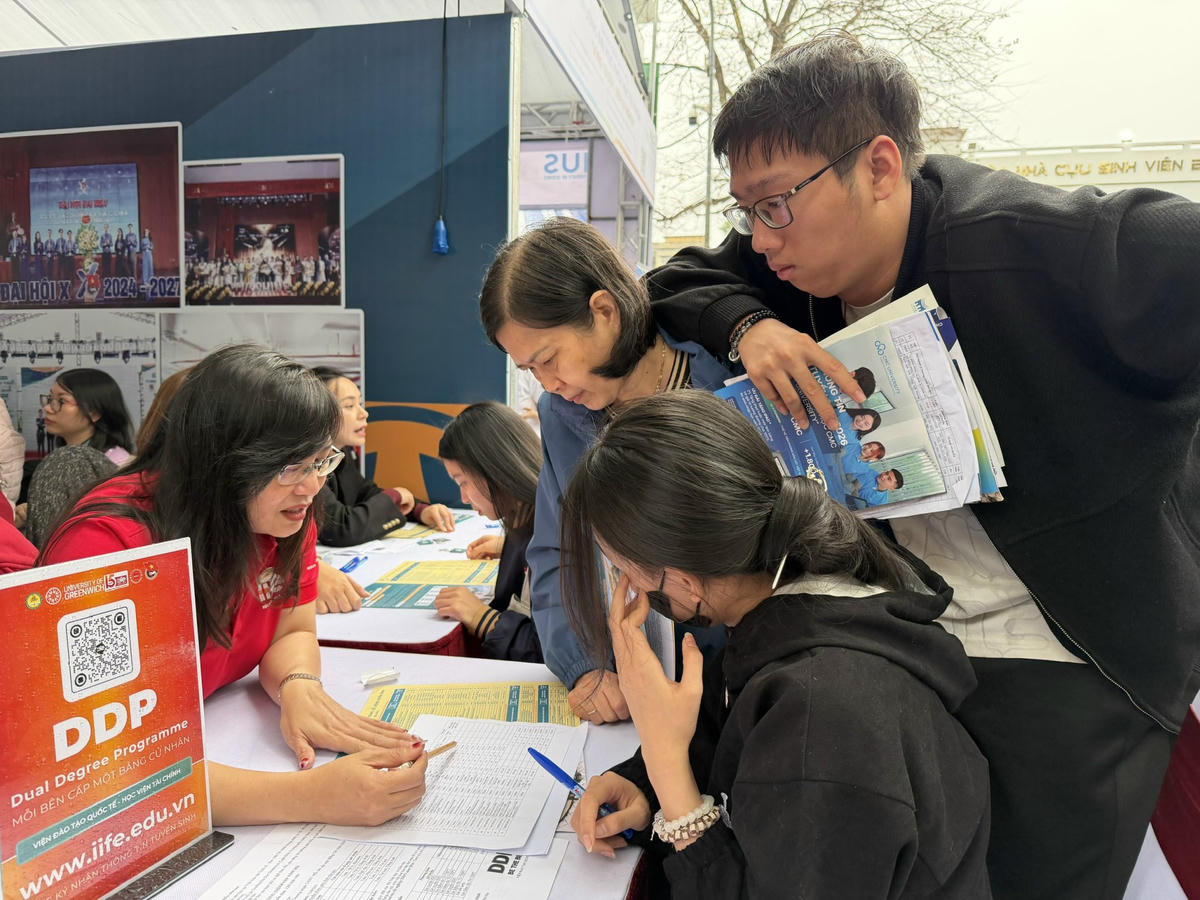 TS. Trịnh Thanh Huyền – Viện trưởng Viện Đào tạo Quốc tế, Học viện Tài chính (áo đỏ) tư vấn tuyển sinh cho thí sinh và phụ huynh. Ảnh: Nguyễn Hoài