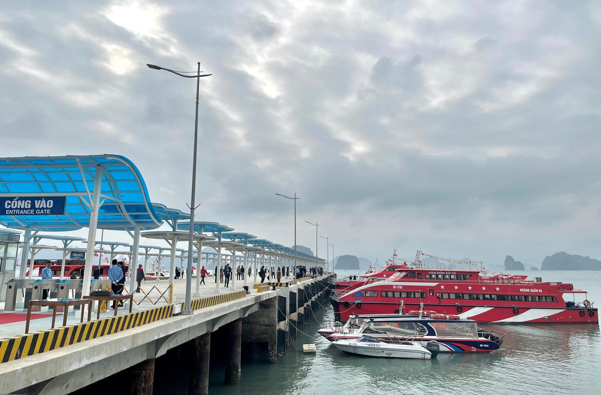 Giá vé tàu cao tốc trên một số tuyến đảo ở Quảng Ninh tăng từ 40.000 - 50.000 đồng/người/lượt so với trước.