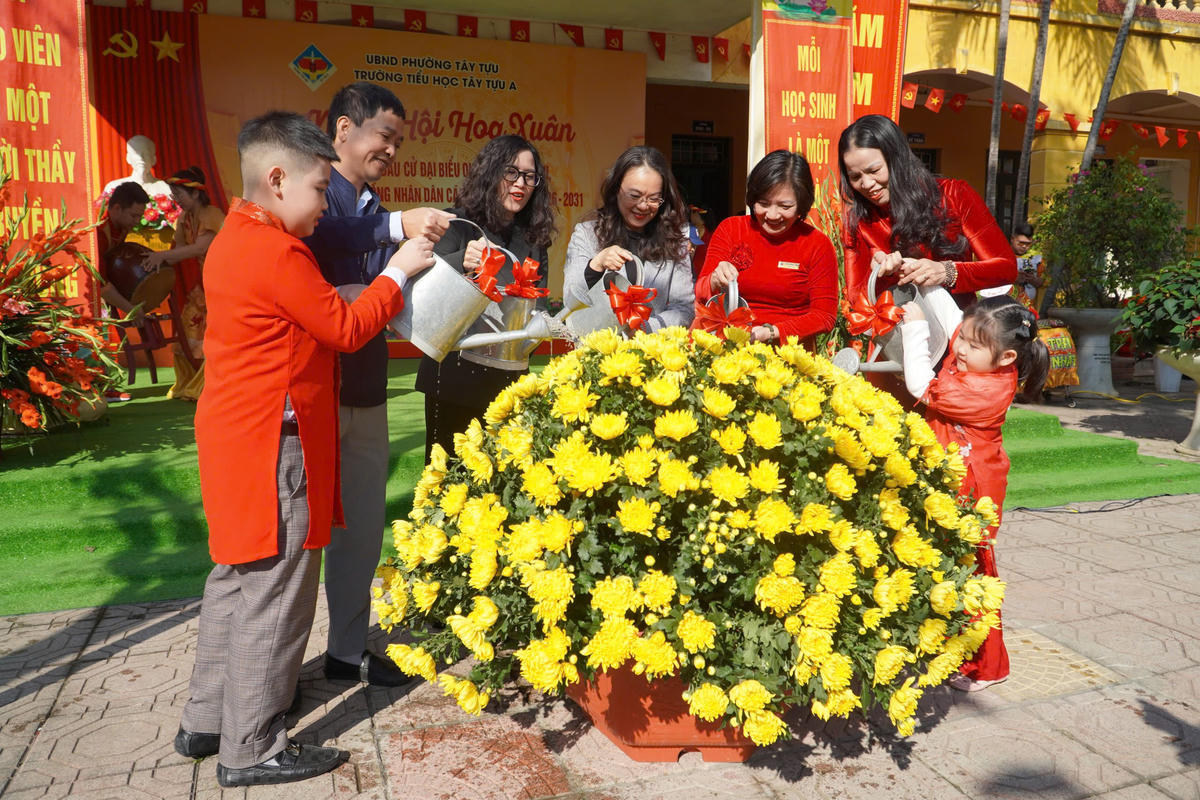 Các đại biểu cùng học sinh thực hiện nghi thức "Ươm mầm mùa xuân".