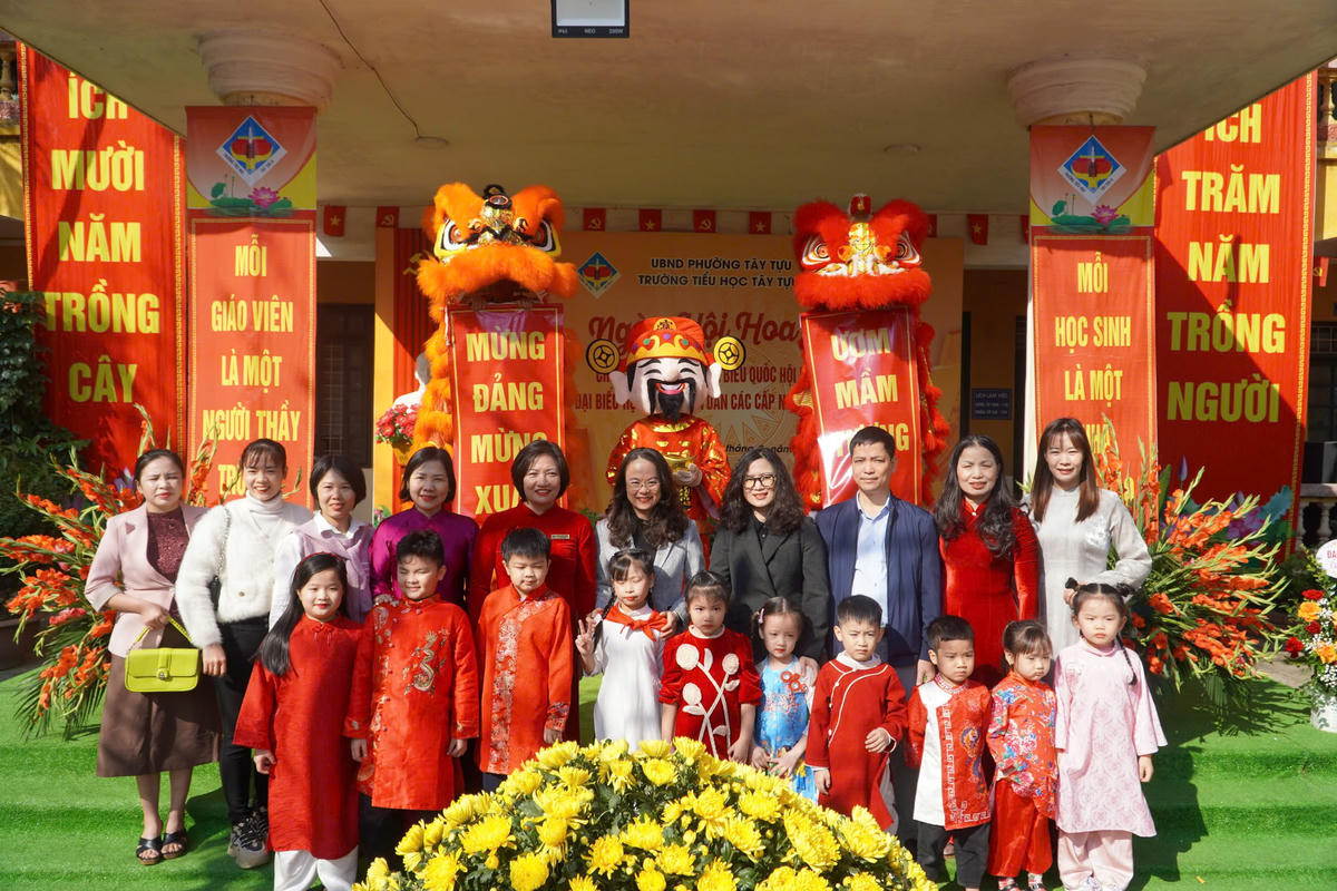 Học sinh Tây Tựu trải nghiệm nghề truyền thống tại Ngày hội hoa Xuân