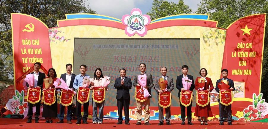 Các đại biểu tặng cờ lưu niệm cho các đơn vị tham gia trưng bày tại Hội Báo Xuân Xứ Lạng năm 2026.. 