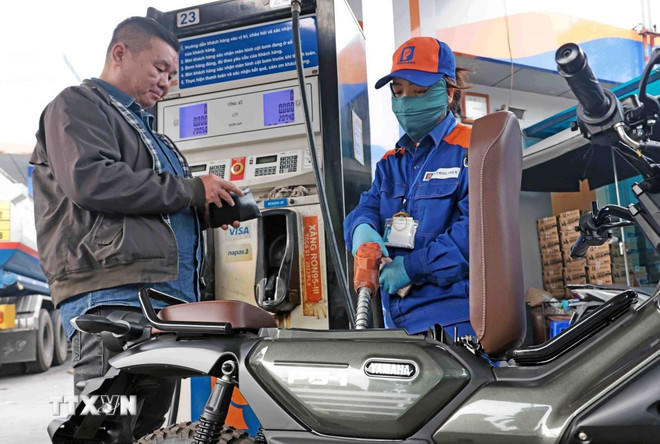 Mua, bán xăng tại điểm kinh doanh xăng dầu Petrolimex Trần Quang Khải, Hà Nội. (Ảnh: Trần Việt/TTXVN)