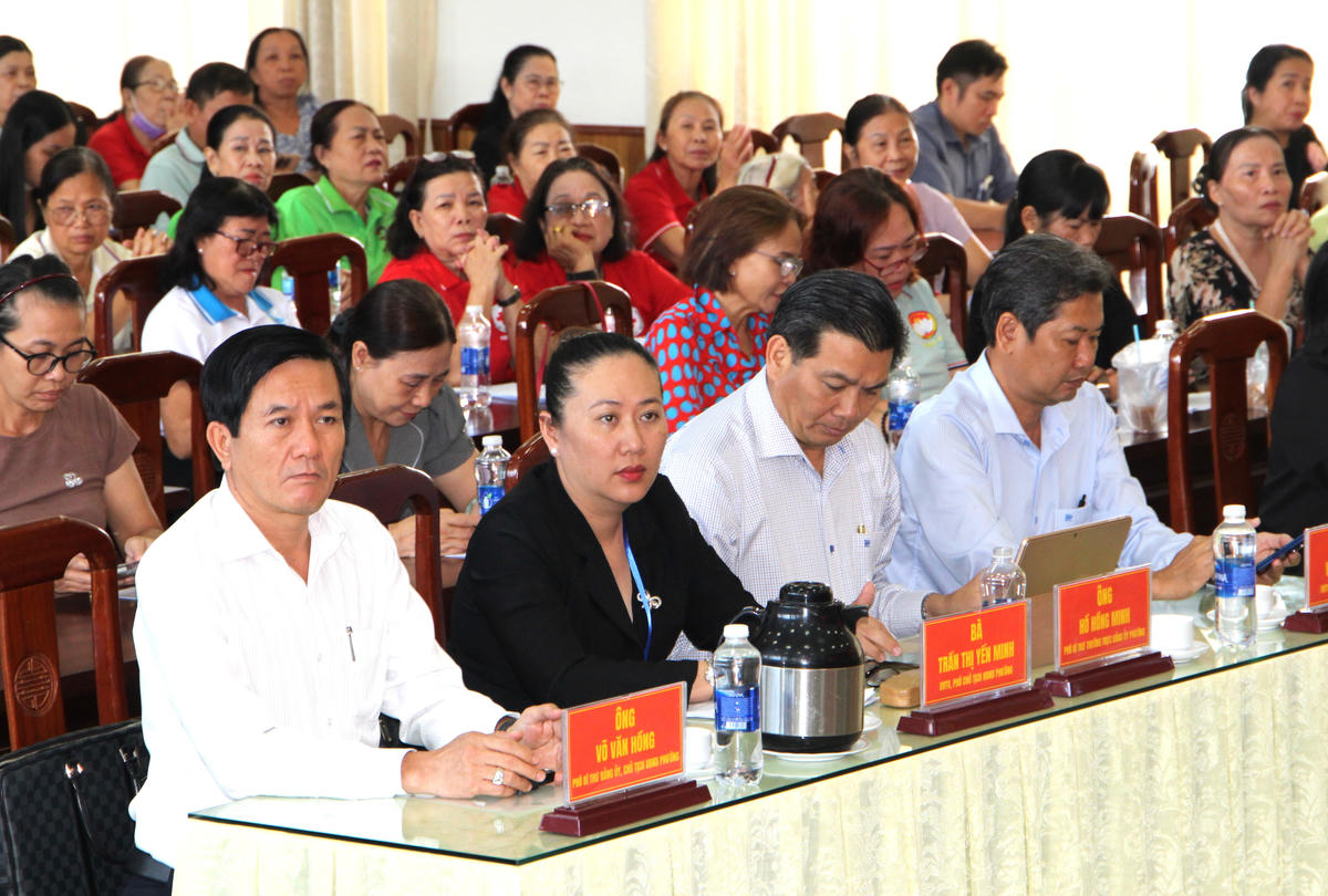 Các lãnh đạo địa phương và các cử tri dự hội nghị. Ảnh: Q.Đ.