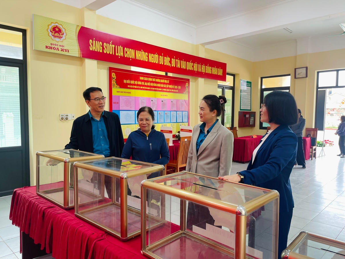 Đoàn kiểm tra số 3 của Ủy ban MTTQ tỉnh Quảng Ninh tiến hành kiểm tra, giám sát tại khu vực bỏ phiếu số 15 trên địa bàn phường Quảng Yên.