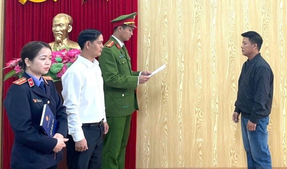 Vũ Văn Dũng nghe Công an đọc lệnh khởi tố, bắt tạm giam. Ảnh: CANB