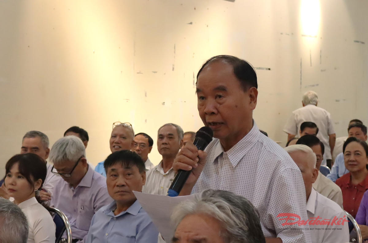 Cử tri Nguyễn Khắc Mộc (phường Tân Sơn Hòa) phát biểu ý kiến. Ảnh: Hồng Phúc.