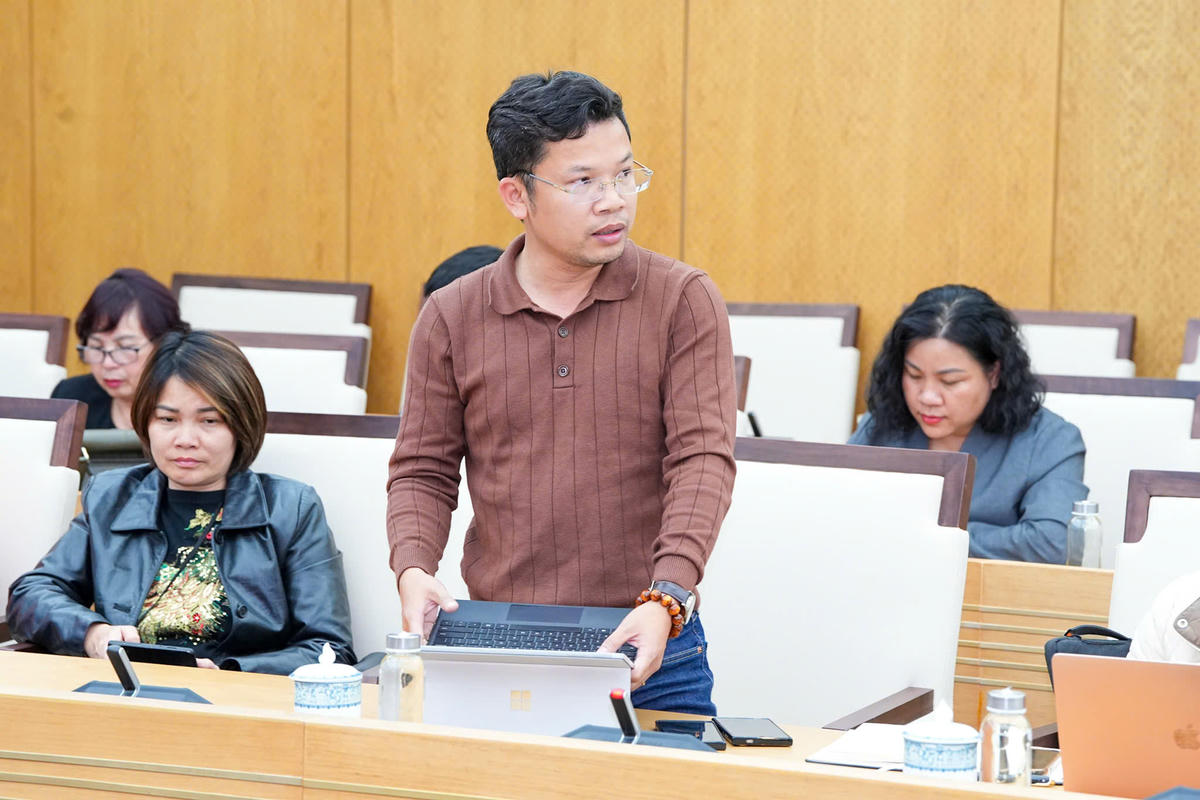 Các phóng viên đặt câu hỏi với Uỷ ban bầu cử TP Hải Phòng. Ảnh: PT.&nbsp;