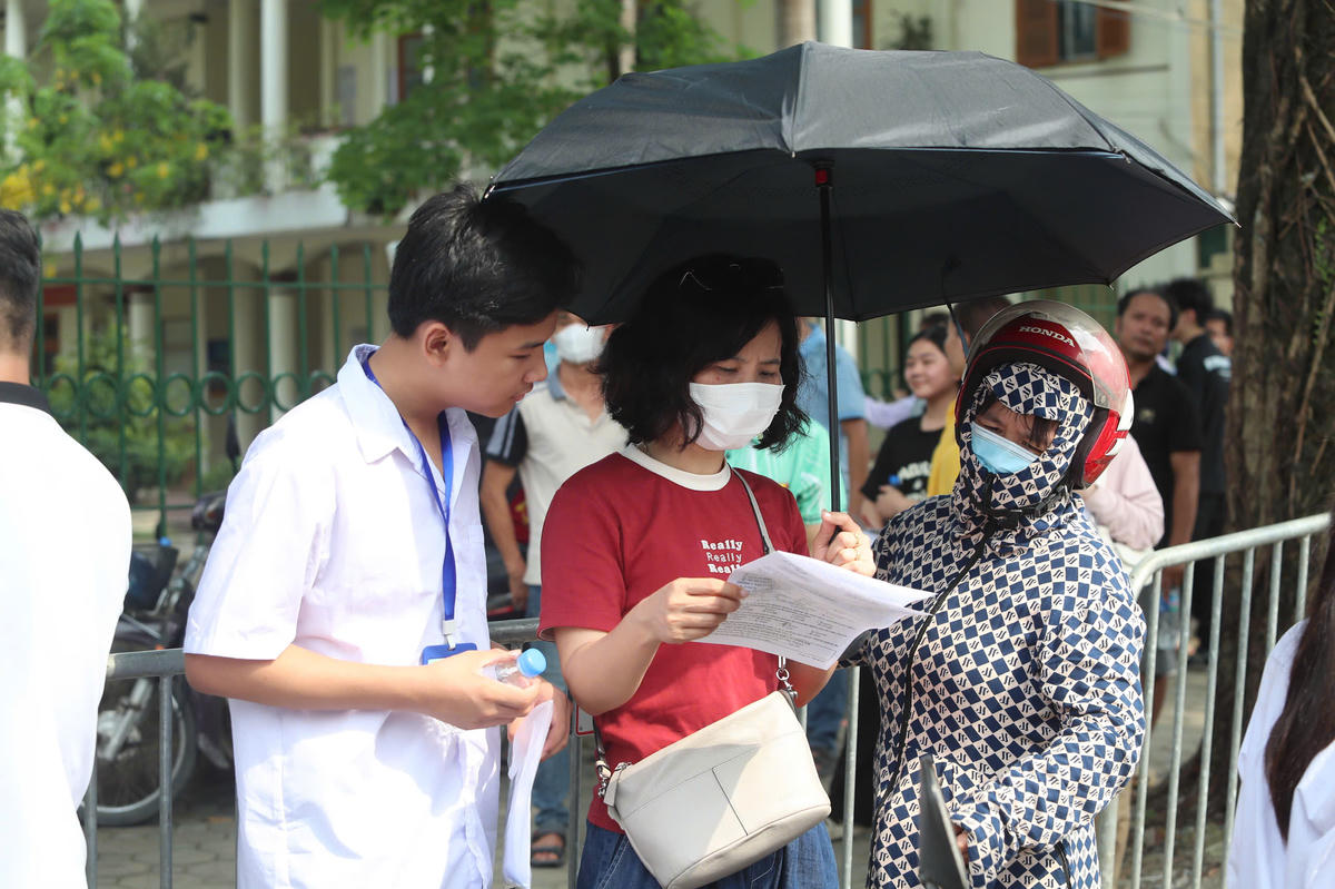 Thí sinh và phụ huynh tại kỳ thi vào lớp 10 THPT công lập tại Hà Nội năm 2025.