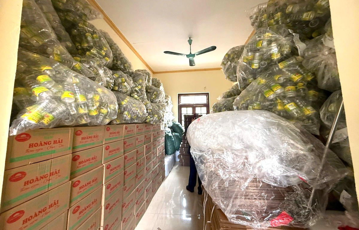 Kho sản phẩm, nguyên liệu để sản xuất dấm Hoàng Hải bị thu giữ. Ảnh: CANB
