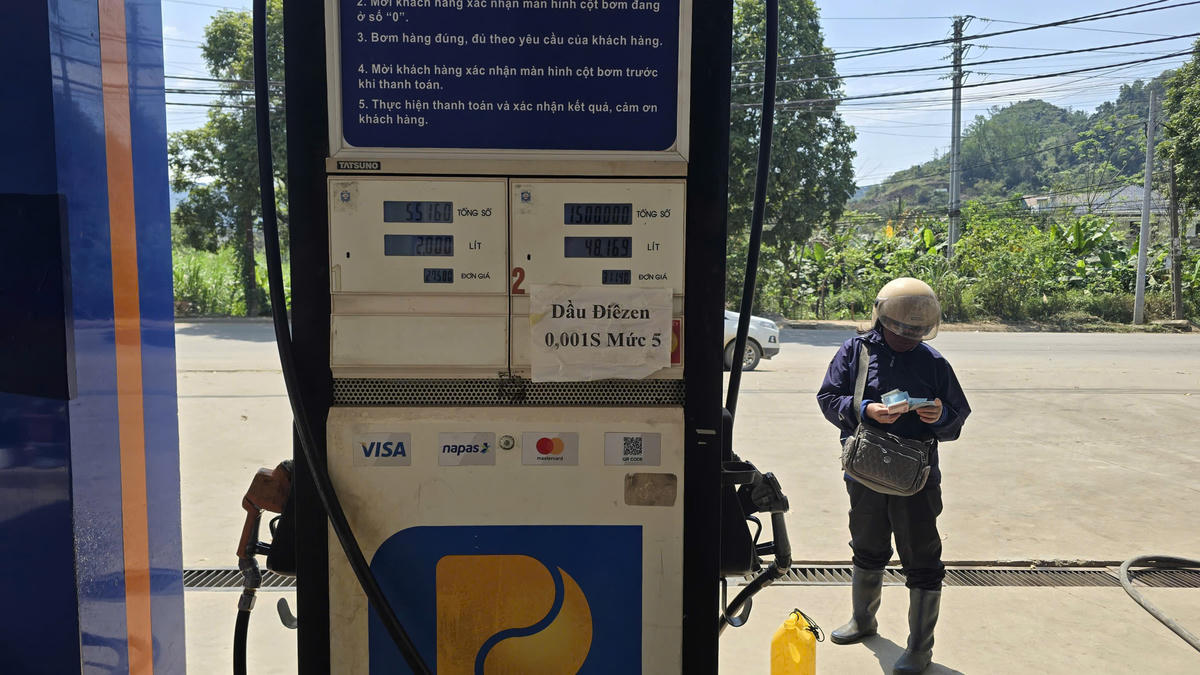 Cửa hàng bán đúng giá niêm yết. Ảnh: Thông Chí.