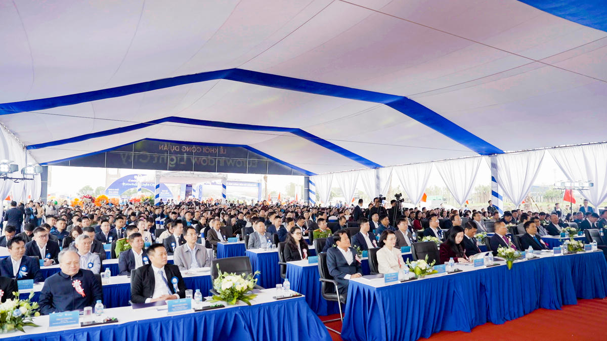 Bí thư Tỉnh ủy Thanh Hóa Nguyễn Doãn Anh cùng các đại biểu dự lễ khởi công dự án. Ảnh: E.H